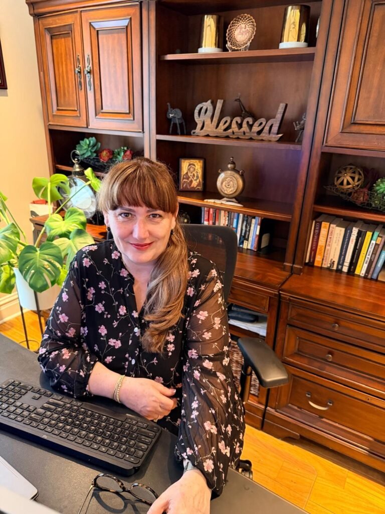 Anamaria Popa, analist financiar și CFO extern, la biroul din Cluj-Napoca